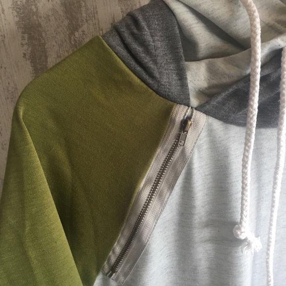 Hoodie Top With pockets - Picture 3 of 6